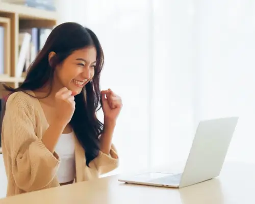 Mulher feliz olhando para o laptop